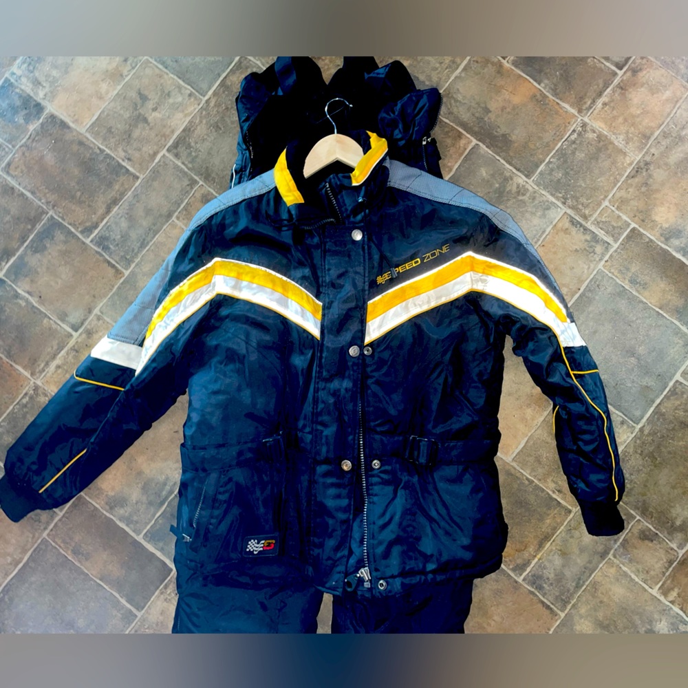 Ungava super warm snowmobile suit, two pieces. I extra warm. water/wind proof.